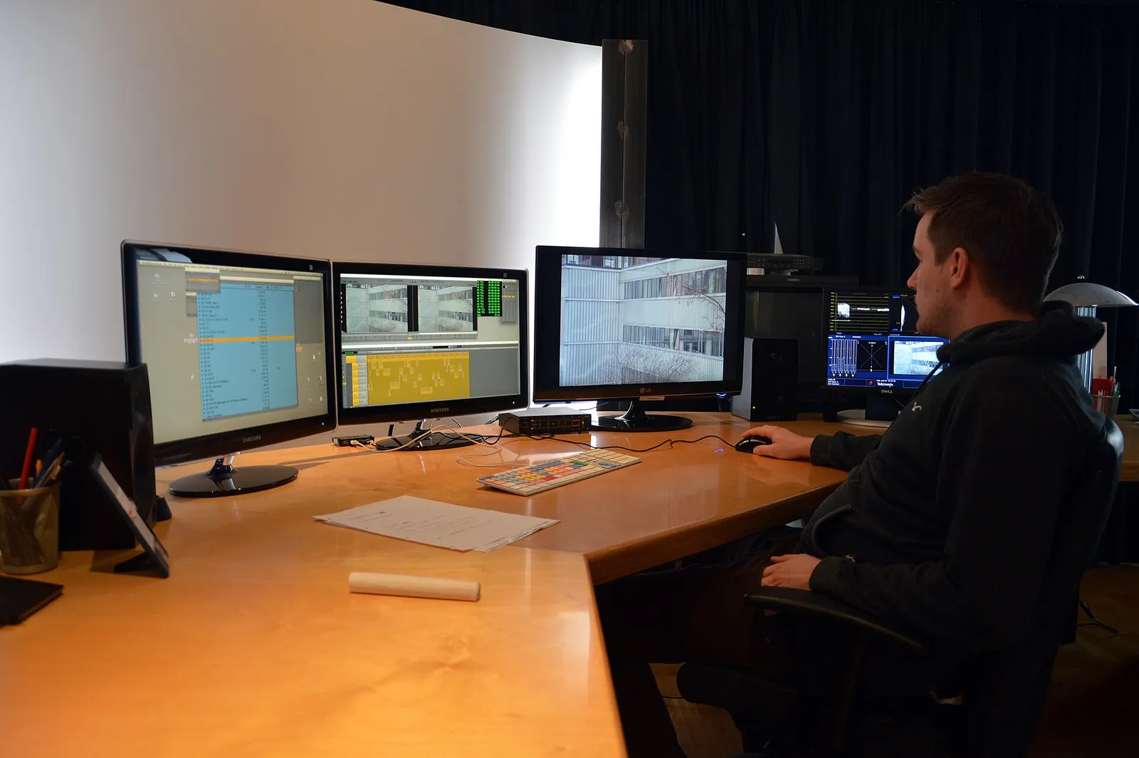 Ruang editing digital dengan beberapa monitor