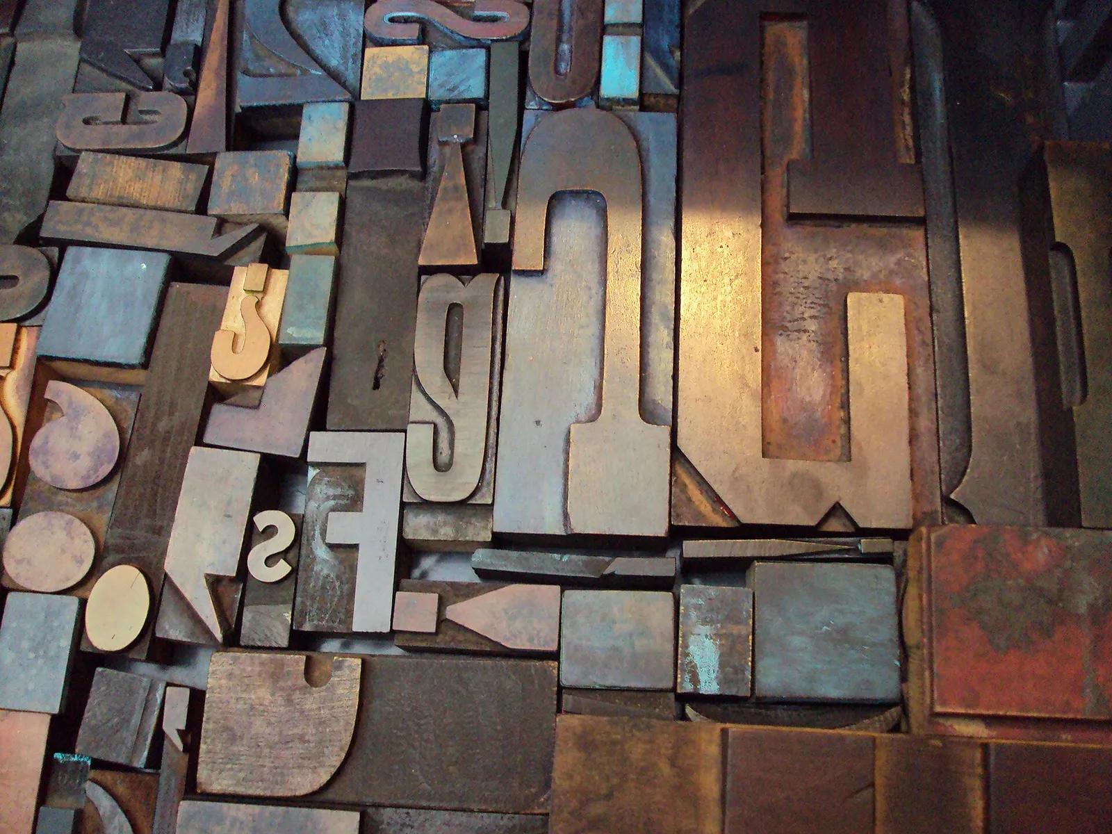 Huruf-huruf kayu untuk mesin cetak letterpress