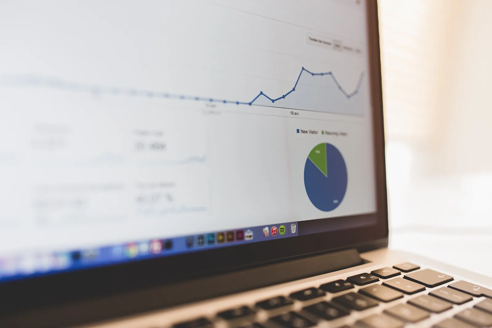 Laptop menampilkan grafik analitik di layar